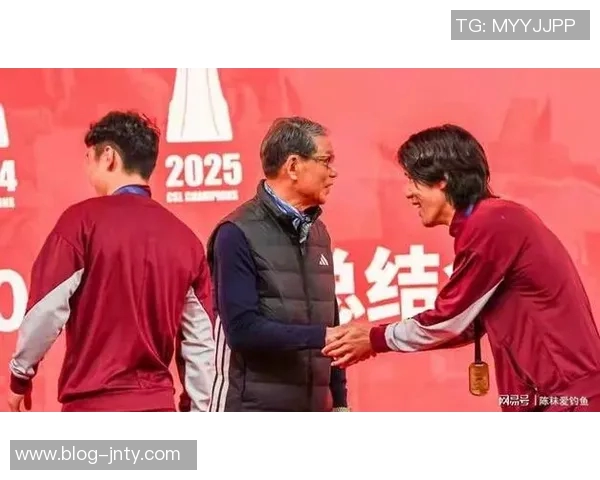 崇明弟子探访徐根宝颜骏凌呼吁传承足球精神与传统