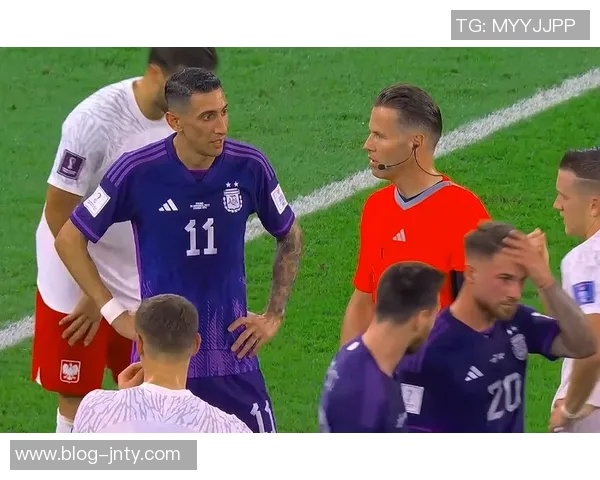 姆巴佩因裁判第98分钟吹哨不满上前理论遭黄牌处罚引发争议